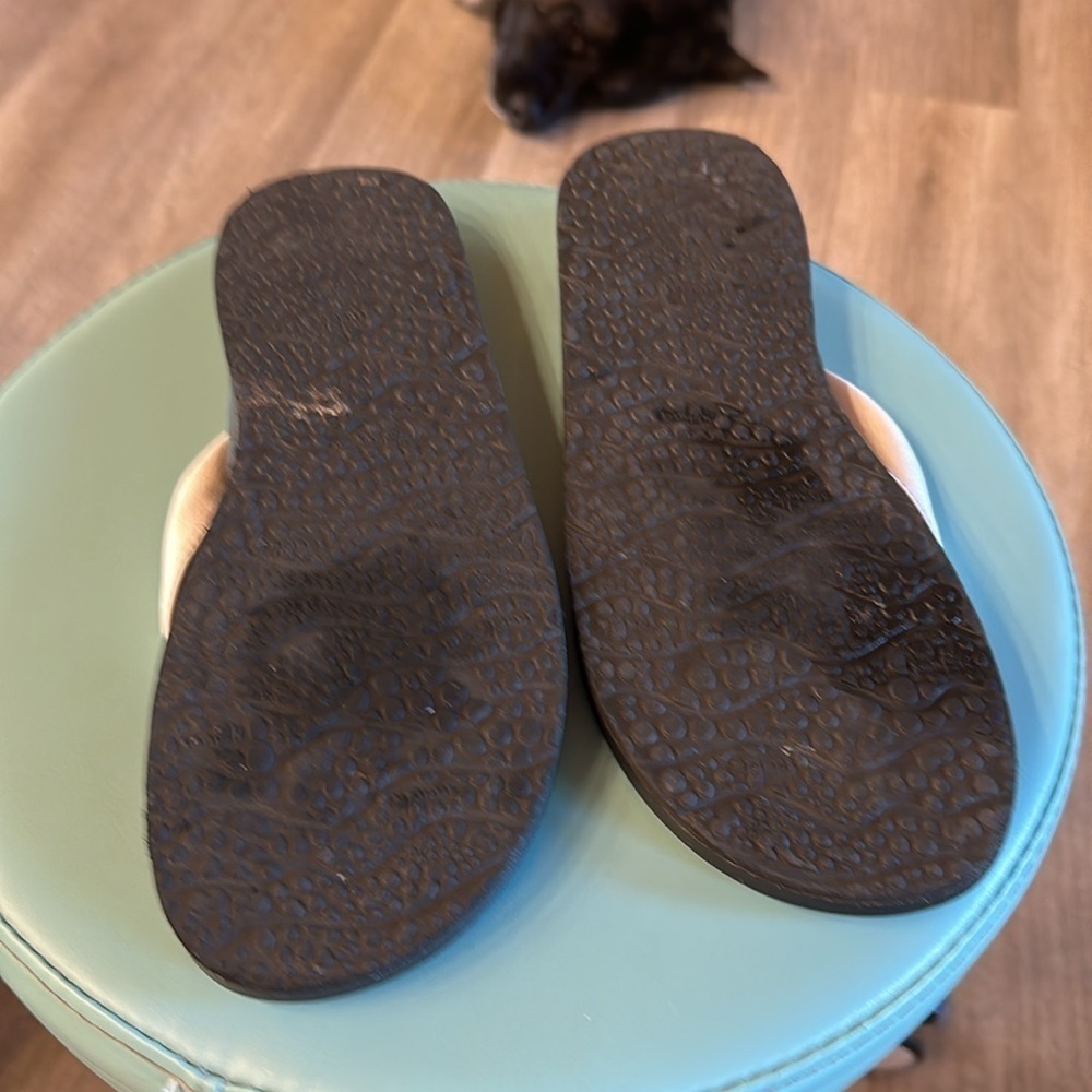 Sanuk white flip-flops with black sole size 11 - Picture 7 of 7
